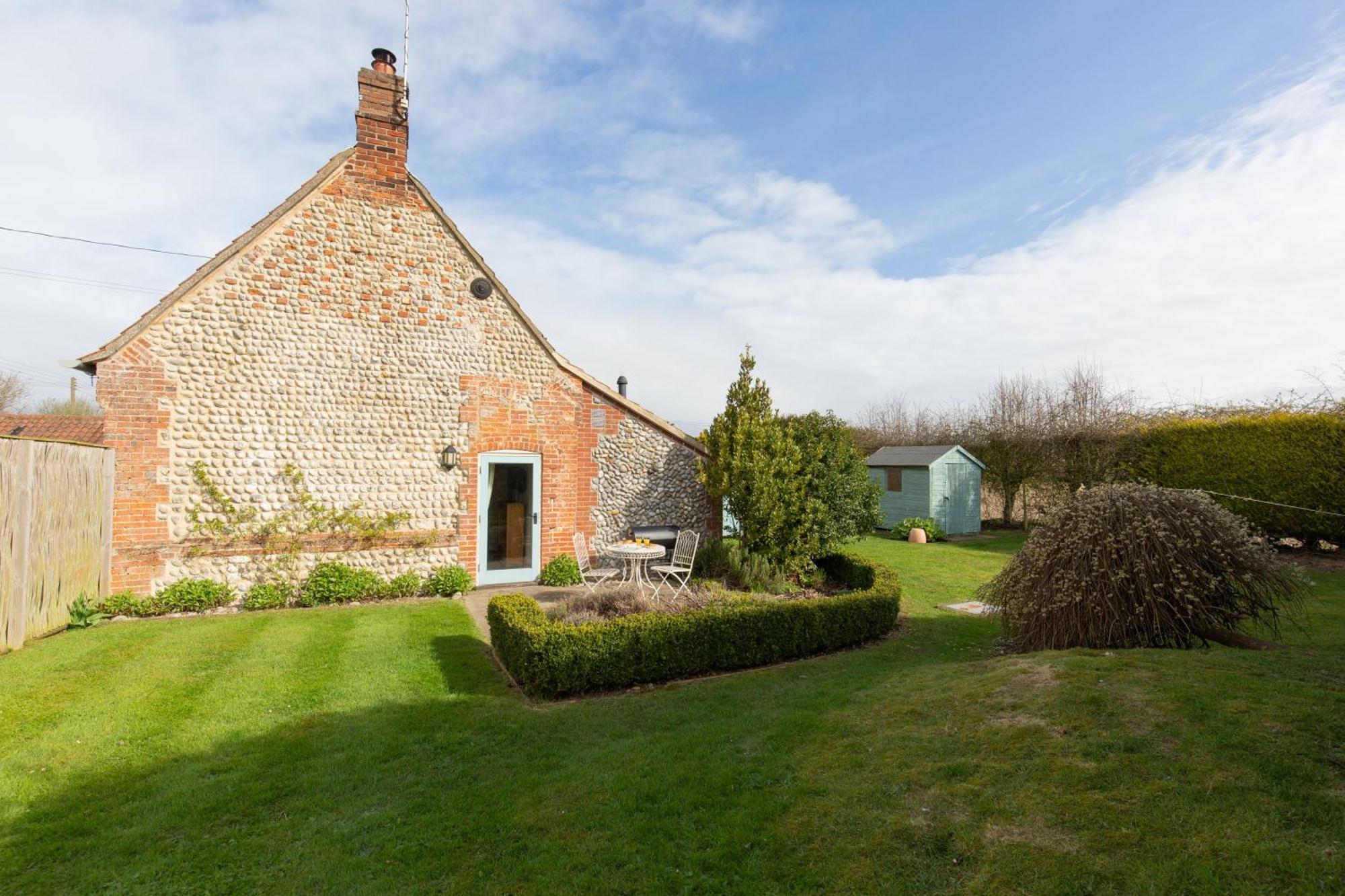 Garden Cottage West Beckham Exterior foto